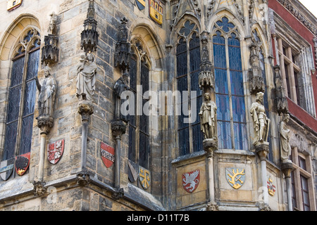 Statue außerhalb Prags alte Rathaus (Tschechische Republik). 1338-1364 erbaut wurde. Stockfoto