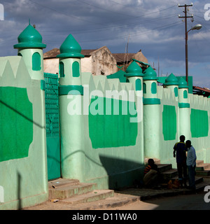 Männer, die vorbei an eine grüne Moschee, Harar, Äthiopien Stockfoto