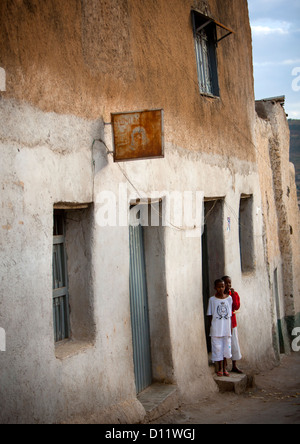Kinder vor einem Haus In eine Straße In der alten Stadt von Harar, Äthiopien Stockfoto
