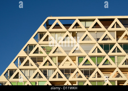 Dreieckige Fenstermuster und Betonrahmen von Les Voiles Blanches Apartments in La Grande-Motte Neustadt oder Resort Town Hérault Frankreich Stockfoto
