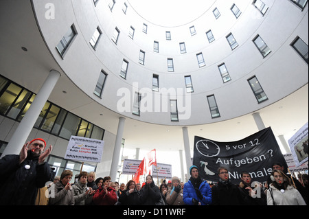 Mitarbeiter der Datenvernetzung und Telekommunikationsunternehmen Nokia Siemens Networks (NSN) an eine Demonstration bei NSN in München, Deutschland, 5. Dezember 2012 teilnehmen. NSN hat Hunderte von Arbeitsplätzen schneiden und Enitre Abteilungen des Unternehmens kurz vor Weihnachten verkauft. Foto: ANDREAS GEBERT Stockfoto