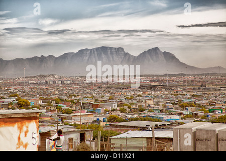Cape Town, Südafrika. Tafelberg mit Khayelitsha Township Stockfoto