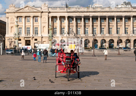 Rikscha geparkt in Place De La Concorde vor Hotel de Crillon Paris, Frankreich Stockfoto