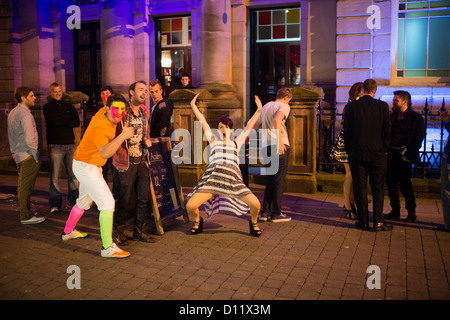 Jugendliche feiern am Samstagabend auf den Straßen von Aberystwyth Wales UK Stockfoto