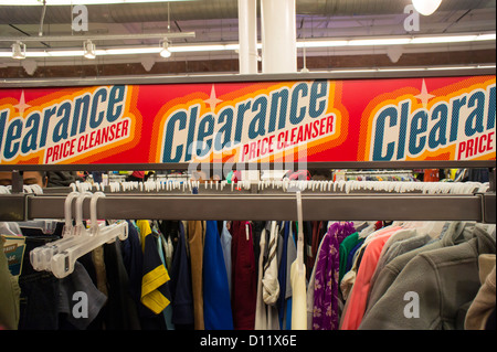 Einkaufen in einem Old Navy Store im New Yorker Stadtteil Soho im Weihnachtsgeschäft Stockfoto