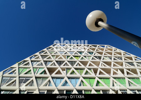 Dreieckige Fenstermuster von Les Voiles Blanches Apartmentgebäude & modernes Straßenlicht La Grande-Motte Resort Town Hérault Frankreich Stockfoto