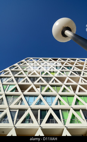 Dreieckige Fenstermuster von Les Voiles Blanches Apartmentgebäude & modernes Straßenlicht La Grande-Motte Resort Town Hérault Frankreich Stockfoto