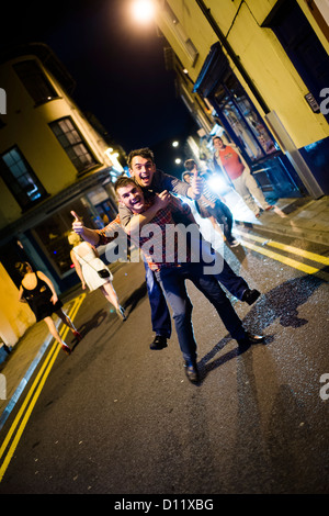 Jugendliche feiern am Samstagabend auf den Straßen von Aberystwyth Wales UK Stockfoto