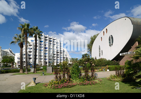 Modernistisches Fidji-Gebäude und das ovale oder eiförmige Palais des Congres (1983) in der Neustadt oder Resort-Stadt La Grande-Motte Hérault Frankreich Stockfoto