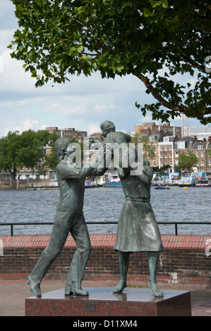 Familienstatue in Bronze von John Ravera, Battersea, London Stockfoto