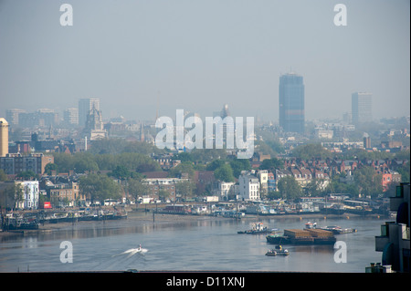 Verschwommener Luftblick auf die Themse und das Chelsea Embankment, London. Stockfoto