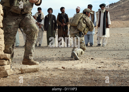 Koalition Kraft Spezialoperationen Teammitglieder mit Special Operations Task Force zeigen afghanische Polizei Rekruten, wie man richtig einen Gefahrenbereich Dez. 4, in der Provinz Farah überqueren. Die ALP Rekruten teilgenommen patrouillieren Klasse als Teil ihres Trainings Stockfoto