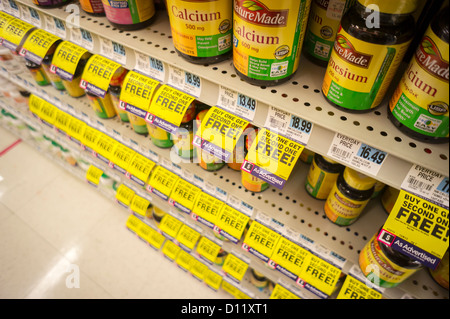 Vitamine und andere Nahrungsergänzungsmittel sind in den Regalen einer Drogerie in New York gesehen. Stockfoto
