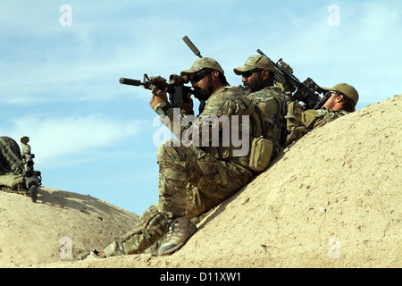 Koalition Kraft Spezialoperationen Teammitglieder mit Special Operations Task Force bieten Sicherheit, wie afghanische Polizei rekrutiert, wie sie patrouillierenden Techniken Dez. 4, in der Provinz Farah üben. Die ALP Rekruten teilgenommen patrouillieren Klasse im Rahmen Stockfoto