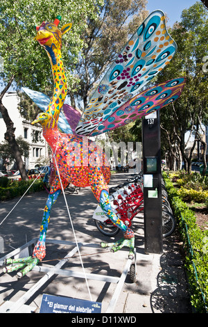 wunderbare leuchtend bunten Gossamer geflügelte papier Papiermache Dämon angezeigt Anzeige im Median Park der Avenida Alvaro Obregon Stockfoto