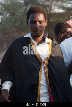Porträt eines jungen und lächelnder Karrayyu Stamm Mann In traditioneller Kleidung während der Gadaaa Zeremonie, Metahara, Äthiopien Stockfoto