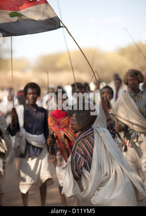 Karrayyu Stamm Mann trägt die Oromo-Flagge während der Stock-Kampf-Tanz, Gadaaa Zeremonie, Metahara, Äthiopien Stockfoto