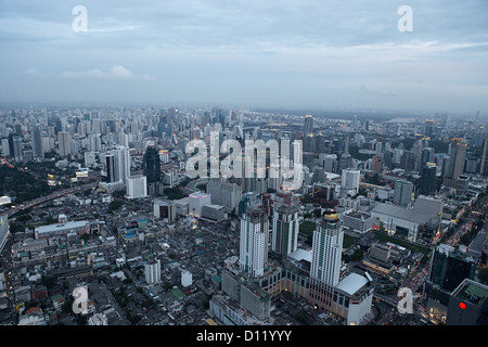 Bangkok Skyline in der Abenddämmerung. Bangkok, Thailand Stockfoto