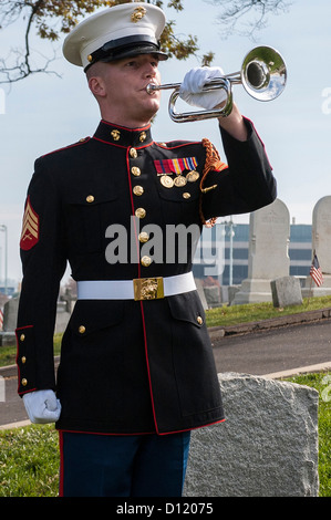 Ein US Marine Trommel & Bugle Corps Bugler spielt Hähne während einer Kranzniederlegung am Grab von Major General Ben Fuller 10. November 2012 auf dem Friedhof der US Naval Academy in Annapolis, Maryland. Stockfoto