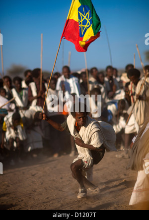 Karrayyu Stamm Mann trägt der äthiopischen Flagge während der Stock-Kampf-Tanz, Gadaaa Zeremonie, Metahara, Äthiopien Stockfoto