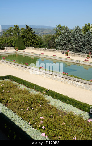 Wasser-Garten und Pool Château d'Arnajon (c17th) und Ansicht des Luberon Hügel Le Puy-Sainte-Réparade Provence Frankreich Stockfoto