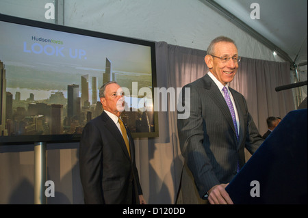 New Yorks Bürgermeister Michael Bloomberg, links, und damit verbundenen Unternehmen Vorsitzender Stephen M. Ross, beim ersten Spatenstich Hudson Hof Stockfoto