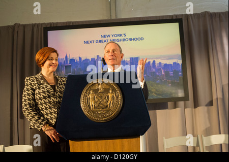 New Yorks Bürgermeister Michael Bloomberg, direkt und Stadtrat Sprecher Christine Quinn, Recht, auf einer Pressekonferenz Stockfoto