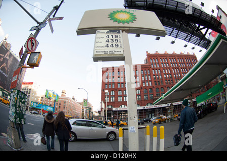 Gaspreise an einer BP Tankstelle im Stadtteil Soho in Manhattan in New York City Stockfoto