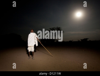 Nacht erschossen Porträt eines jungen Karrayyu Stamm unter Vollmond während der Gadaaa Zeremonie, Metahara, Äthiopien Stockfoto