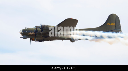 Boeing B-17 Flying Fortress Sally B auf einer Fliege Vergangenheit. Stockfoto