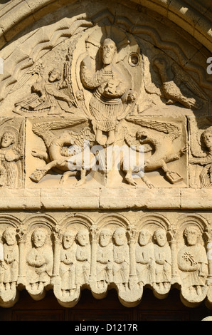 Steinschnitzerei von zwölf Aposteln, Heiligen, Christus und Drachen an der Kirchenfassade in der Abtei Ganagobie Alpes-de-Haute-Provence Provence Provence Frankreich Stockfoto