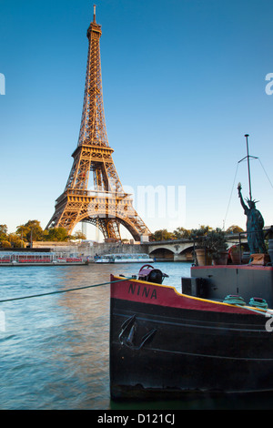 Eiffel Tower entlang Seine, Paris Frankreich Stockfoto