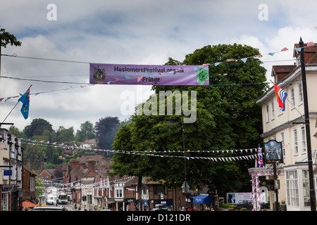 Fahnen und Girlanden schmücken die High Street in Haslemere, die Königin Diamond Jubilee 2012 zu feiern. Stockfoto