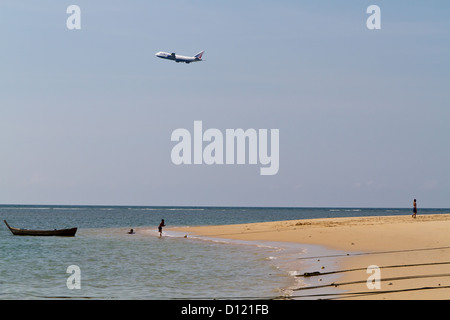 Flugzeuge starten in Mai Khao Beach auf Phuket, Thailand Stockfoto