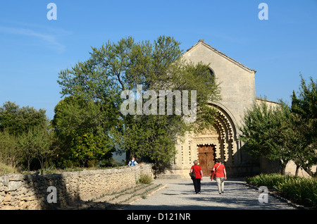 Touristen oder Besucher nähern sich dekorierten Eingang der c12. Kirche unserer Lieben Frau von Ganagobie Abtei oder Kloster Alpes-de-Haute-Provence Provence Frankreich Stockfoto