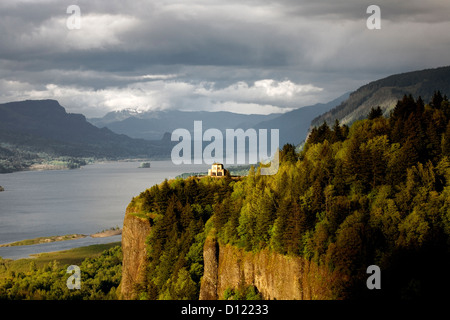 Blick auf Vista Haus auf Crown Point über den Columbia River Scenic Highway in der Columbia River Gorge. Stockfoto