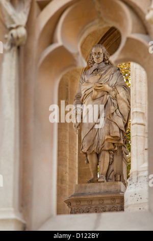 Statue von Saint-Jacques auf der Website von der ursprünglichen Kirche mit seinem Namen, Paris, Ile de France, Frankreich Stockfoto