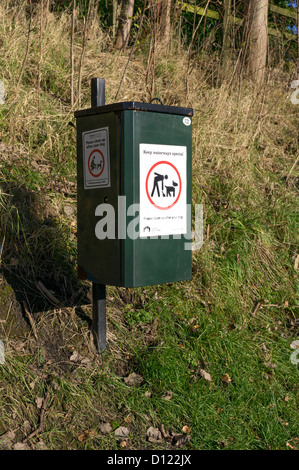 Abfallbehälter für die Hinterlegung Hund Kot im öffentlichen Ort UK Stockfoto