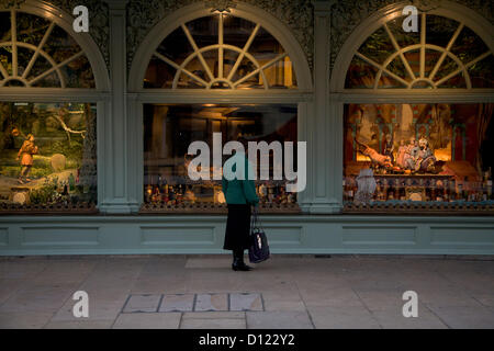 5. Dezember 2012. London UK. Kaufhäuser in London dekorieren Schaufenster einen Monat vor Weihnachten mit aufwendigen festliche Displays, Käufer zu locken Stockfoto