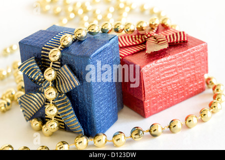 Weihnachtsschmuck und Geschenke auf weißem Hintergrund. Stockfoto