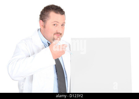 Männlichen Arzt Holding Spritze durch Plakat Stockfoto