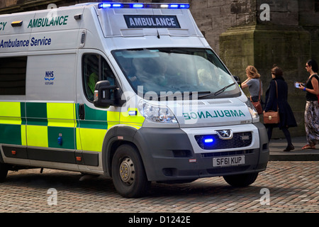 Krankenwagen auf einen Notruf, Edinburgh, Schottland Stockfoto