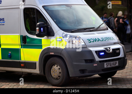Krankenwagen auf einen Notruf, Edinburgh, Schottland Stockfoto
