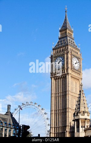 Elizabeth Tower (aka Big Ben) und das London Eye Riesenrad in die Ferne, London, England, UK. Stockfoto