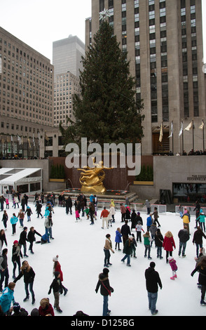 Skater in Aktion auf der Eisbahn am Rockefeller Center New York USA Stockfoto