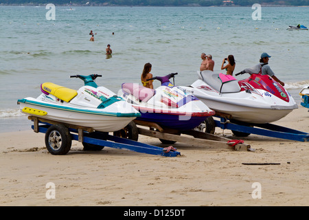 Jetskis am Patong Beach auf Phuket, Thailand Stockfoto