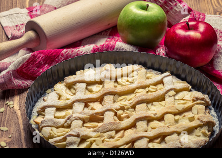 Nahaufnahme von frisch gebackenem Apfelkuchen und Obst Stockfoto