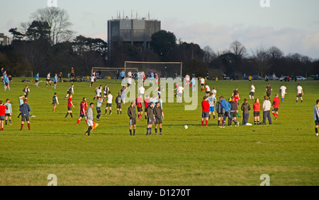 Fußballspiele, Universität und Schule sport, The Downs, Bristol, England, UK Stockfoto