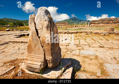 Griechischen Incription auf eine Plynth im Heiligtum von Artimis mit der Agora, Magnesia am Mäander Arcaeological Website, Türkei Stockfoto