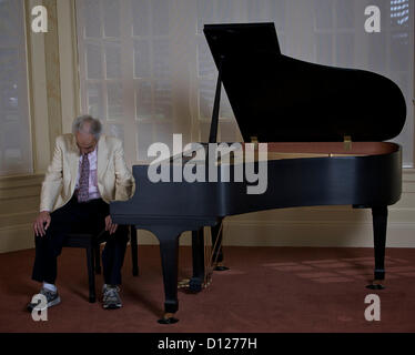 Datei Foto - DAVE BRUBECK (6. Dezember 1920 - 5. Dezember 2012) jazz-Pianist und Komponist hatte die erste Million-verkaufen Jazzplatte 'Time Out' im Jahr 1959. Brubeck war ein jazz-Legende über eine sechs-Dekade Karriere Polyrhuthms, komplexen Harmonien und klassischen Formen. Er starb in Norwalk, Connecticut.   Bild: 30. August 2007 stellt - Stockton, Kalifornien, US - Jazz-Legende DAVE BRUBECK für ein Porträt an der University of the Pacific, seiner Alma Mater. (Kredit-Bild: © Adrian Mendoza/ZUMAPRESS.com) Stockfoto